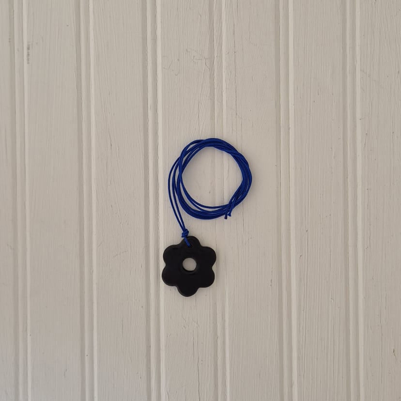 Black Daisy on paracord